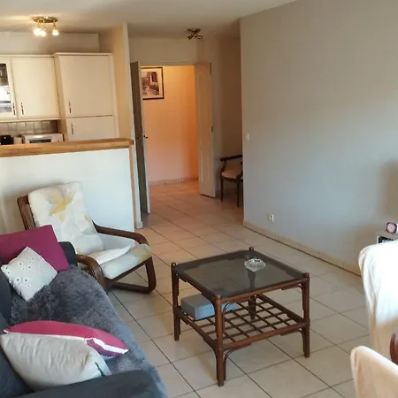 Beautiful Air-conditioned 10 Mins Away From The Sea *