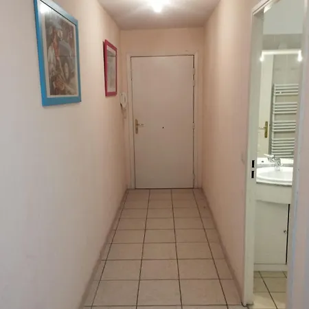 Beautiful Air-conditioned 10 Mins Away From The Sea *