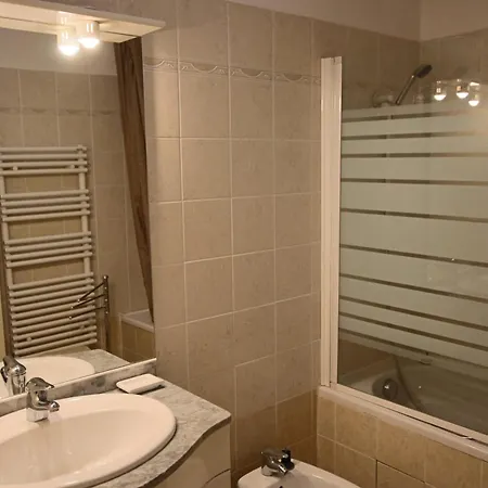 Beautiful Air-conditioned 10 Mins Away From The Sea 아파트