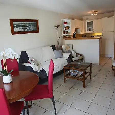 Beautiful Air-conditioned 10 Mins Away From The Sea 아파트